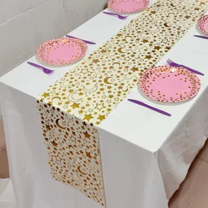 Goldener Stern Mond Tischlaeufer fuer Partydekoration, elegante Tischdeko mit Tellern.
