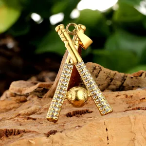 Pendente da baseball in acciaio inossidabile placcato oro con dettagli in strass lucidi.
