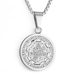 Detailopname van roestvrijstalen engelen zegel hanger met duidelijke occulte gravures.