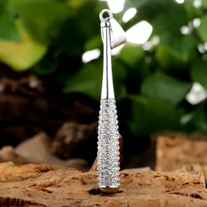 Nahaufnahme eines silbernen Strass besetzten Baseballschläger Anhängers mit funkelnden Kristallen.