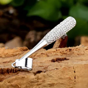 Nahaufnahme eines glitzernden Strass-Baseballschläger-Anhängers mit feinen Kristallakzenten.