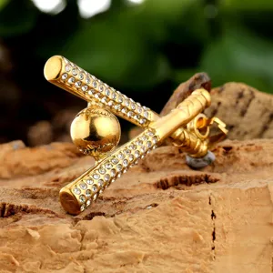 Gioiello in acciaio inossidabile dorato mazza da baseball strass vista dettagliata hip hop.