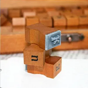 Ensemble de tampons en bois vintage avec lettres, parfait pour le journal intime et le bricolage.