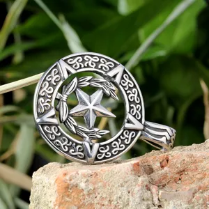 Dettaglio del ciondolo pentagramma gotico retrò, collana con stella in acciaio inossidabile.