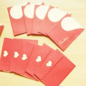 Ensemble de mini enveloppes rouges créatives avec découpe en cœur, parfaites pour cartes et cadeaux.