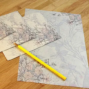 Europees romantisch bloemen briefpapier set met enveloppen en papier, vintage bloemendesign.
