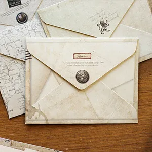 Piccole buste in stile vintage con design di mappa retrò e bottone in metallo per lettere.