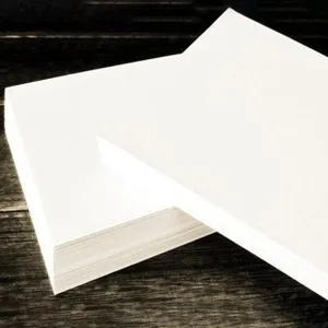 Witte blanco ansichtkaarten en kartonpapier voor knutselen, tekenen en notities.