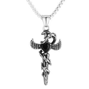 Collier pendentif croix serpent aile en acier inoxydable style gothique gros plan vue.