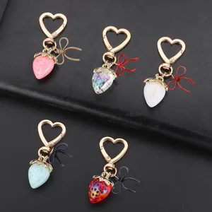 Mignon porte-clés fraise en forme de cœur pendentif de sac en alliage accessoire doux