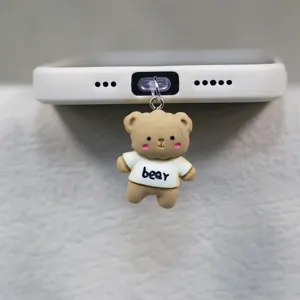 Lindo dije de oso para teléfono antipolvo, accesorio kawaii de resina vista de detalle.