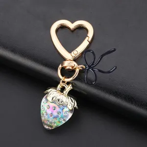 Porte-clés cœur doré avec pendentif fraise en cristal transparent pour accessoire de sac
