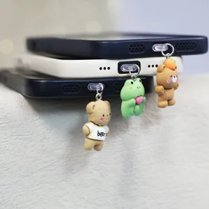 Accesorios colgantes de teléfono de oso y rana bonitos, vista detallada de los colgantes.