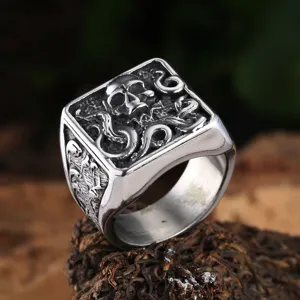 Gedetailleerd opname van heren gotische roestvrijstalen ring met schedel en reliëf.