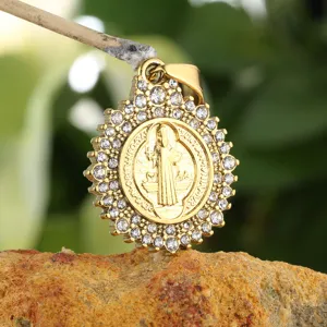 Goudkleurige religieuze hanger ketting met sprankelende zirkonias stenen en heilige.
