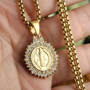 Gedetailleerd uitzicht van een gouden religieuze heilige hanger ketting met zirkonia en doosketting.