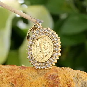 Prachtige gouden religieuze hanger ketting met fonkelende zirkonia, elegante detailfoto.