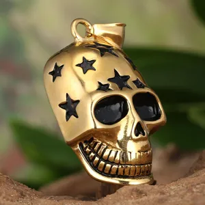 Detaillierte Ansicht des goldenen Edelstahl Totenkopf Anhängers mit schwarzen Sternen.