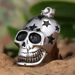 Nahaufnahme des Edelstahl Punk Totenkopf Anhängers mit schwarzen Sternmustern.
