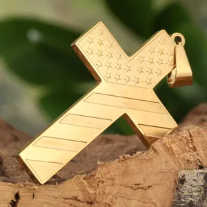 Goldener Edelstahl Kreuz Anhänger mit amerikanischer Flagge Sternen und Streifen Design.