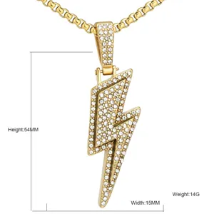 Vista detallada del collar con colgante de rayo dorado con circonitas cúbicas brillantes.