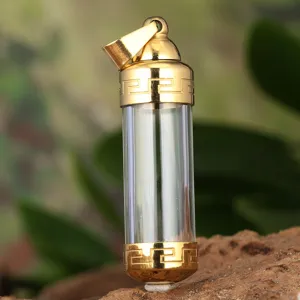 Ciondolo reliquiario in metallo dorato e vetro trasparente, collana design cavo dettaglio.