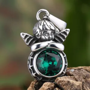 Edelstahl Engel Anhänger Halskette mit grünem Kristall, elegantes und einzigartiges Design.