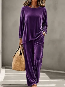 Women velvet tracksuit set long sleeve top and pants casual stylish outfit for autumn and winter.
