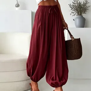 Vue détaillée du pantalon lanterne taille haute rouge vin avec cordon de serrage.