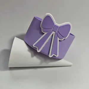 Gedetailleerd overzicht van paarse siliconen kophoes met schattige strikdecoratie voor mokken.