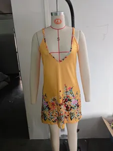 Vue detaillee de la robe nuisette d'ete pour femme imprimee de fleurs jaunes avec col en V.