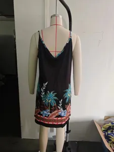 Vue arrière d'une robe courte noire à bretelles avec imprimé tropical de palmier et fleurs.