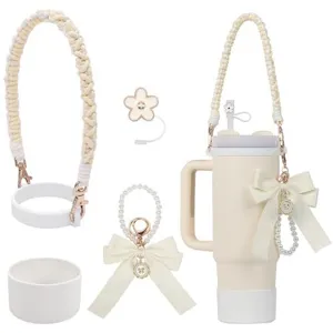 Set di accessori per tazza Stanley crema elegante con tracolla intrecciata e fiocco perlato.