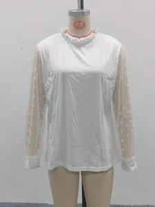 Top bianco da donna a maniche lunghe con maniche in tulle trasparente e colletto a volant.