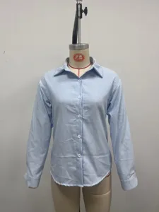 Camicia donna manica lunga a righe blu e bianche con bottoni vista dettagliata del motivo.