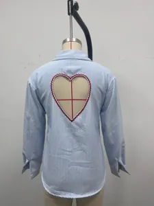 Camicia a righe blu e bianche con un elegante design a cuore ritagliato sul retro.