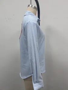 Camicia a maniche lunghe a righe blu e bianche da donna con design posteriore unico.
