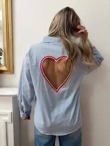 Camicia a righe blu e bianche da donna con carino ritaglio a cuore sul retro manica