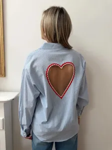 Camicia a righe blu e bianca da donna con design a cuore scavato sulla schiena molto chic.