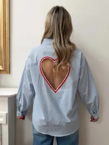 Vista di dettaglio della camicia a righe verticali da donna con scollo a cuore sul retro.
