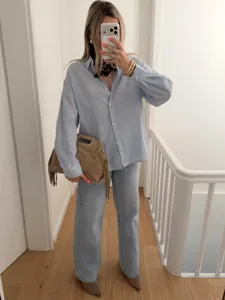Vista dettagliata della camicia casual da donna a righe verticali in azzurro chiaro.