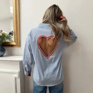 Camicia a maniche lunghe a righe verticali da donna con scollo a cuore sul retro