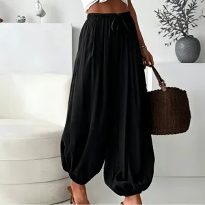 Pantalon lanterne noir décontracté pour femmes d'été avec taille élastique et cordon.