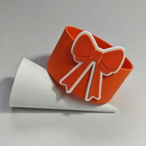 Oranje siliconen kopje hoes detailweergave, schattige strik decoratie voor beker accessoire.