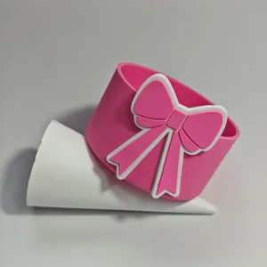 Gedetailleerd overzicht van de roze siliconen kophoes met schattig strikontwerp als bekeraccessoire.