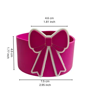 Détail de housse de tasse en silicone avec joli nœud rose, accessoire de protection proche.
