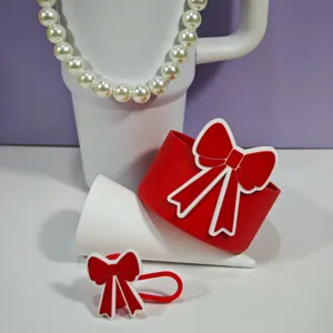Vue détaillée de manchon de tasse en silicone rouge avec joli décor de nœud 3D, accessoire.