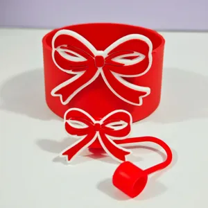 Botte de tasse en silicone rouge avec joli nœud, accessoire mignon pour tasse Stanley.