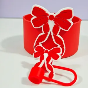 Détail de botte de tasse en silicone avec nœud rouge, accessoire compatible gobelet Stanley.