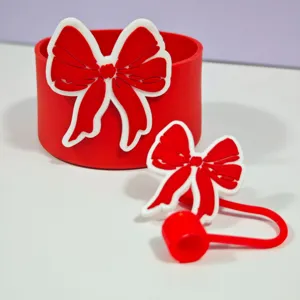 Gros plan détaillé de la housse de tasse en silicone rouge et du couvercle de paille.